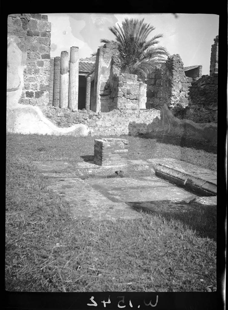 VI.11.9 Pompeii. W.1542. Looking north across atrium.
Photo by Tatiana Warscher. Photo © Deutsches Archäologisches Institut, Abteilung Rom, Arkiv.