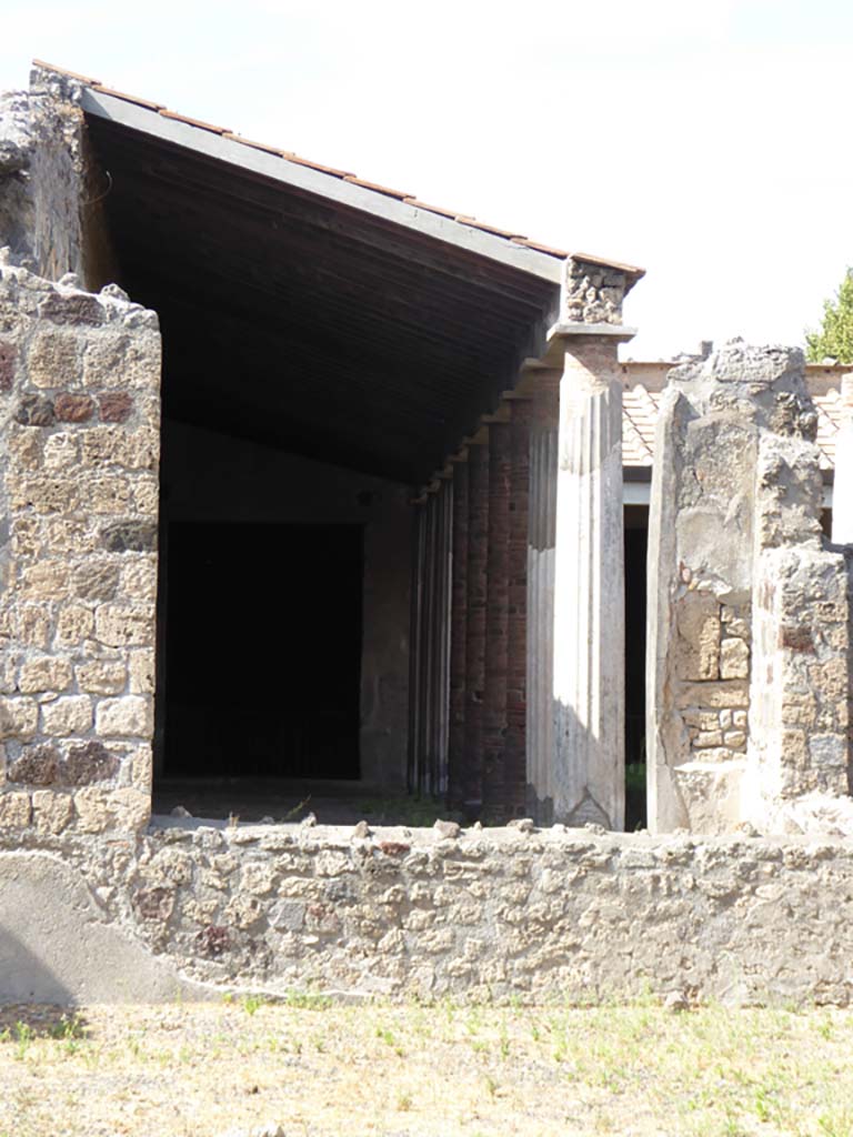VI.11.9 Pompeii. September 2017. Room 3, north wall of atrium with window into room 38.
Foto Annette Haug, ERC Grant 681269 DÉCOR
(Note: room 15 is room 38 on PPM plan).