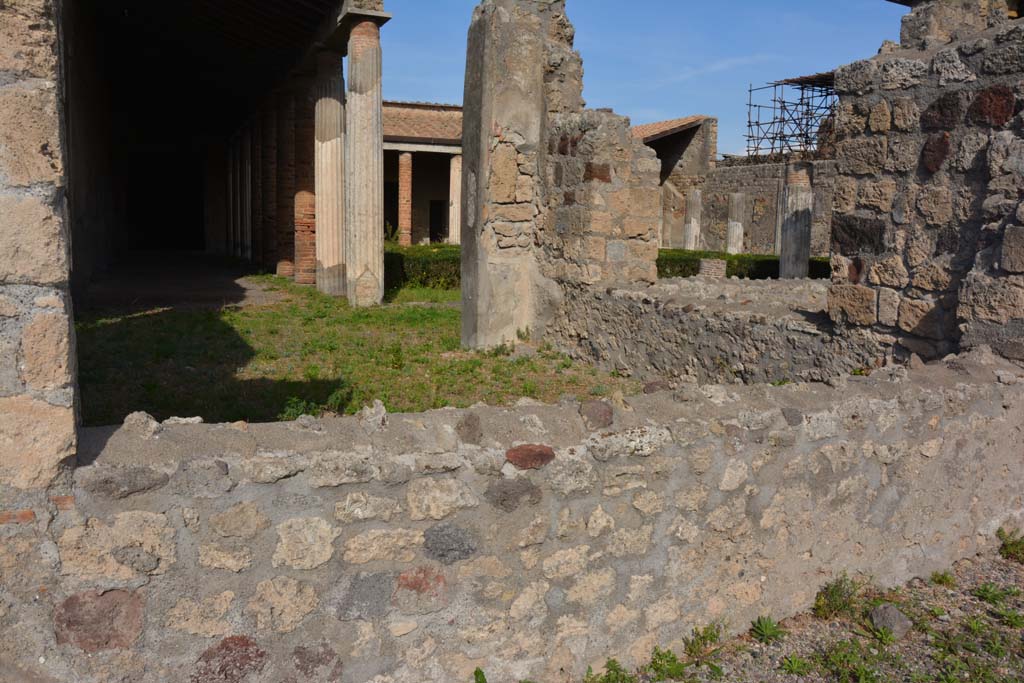 VI.11.9 Pompeii. October 2017. Room 3, atrium, looking north into peristyle area across window of room 38.
Foto Annette Haug, ERC Grant 681269 DÉCOR