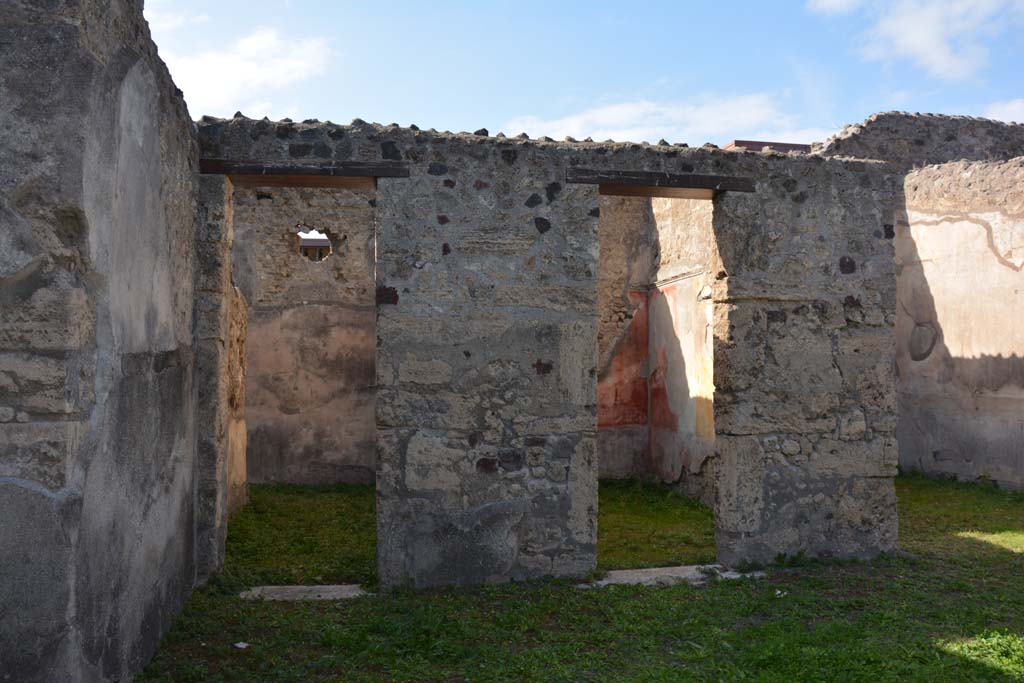VI.11.9 Pompeii. October 2017. Room 3, looking at doorways to rooms 4, 6 and 7, on west side of atrium.
Foto Annette Haug, ERC Grant 681269 DÉCOR