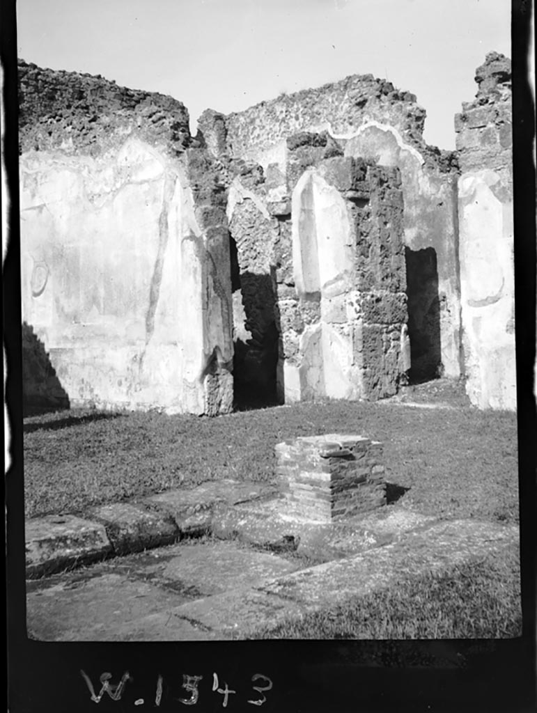 VI.11.9 Pompeii. W.1543.
Looking north-west across atrium towards rooms 7, 8 and entrance to corridor 15, on right.
Photo by Tatiana Warscher. Photo © Deutsches Archäologisches Institut, Abteilung Rom, Arkiv.