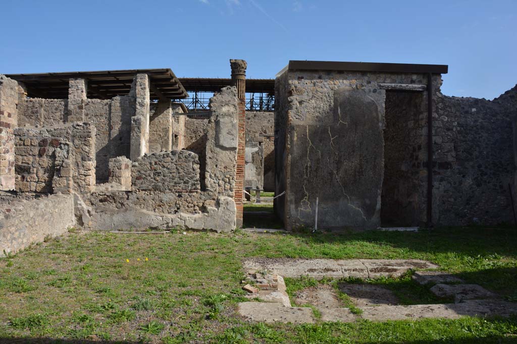 VI.11.9 Pompeii. October 2017. Atrium 3, looking across impluvium towards north-east corner and east side.
Foto Annette Haug, ERC Grant 681269 DÉCOR