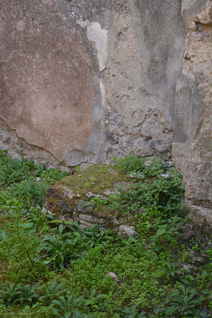 VI.11.9 Pompeii. October 2017.
Room 2, south wall, leaning against the wall is a stone base for the wooden stairs.
Foto Annette Haug, ERC Grant 681269 DÉCOR