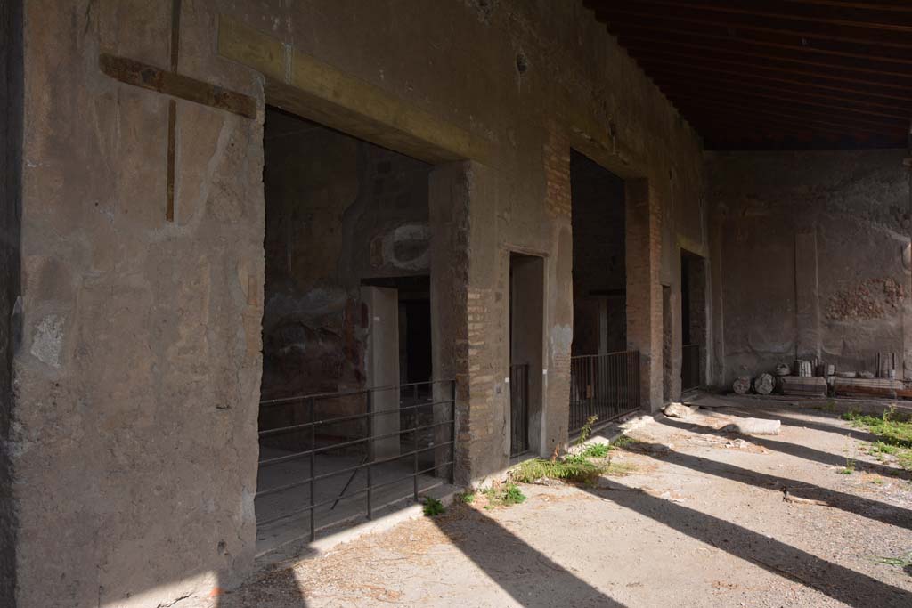 VI.11.10 Pompeii. October 2017. Peristyle 36, looking east from room 42, along doorways opening onto north portico.
Foto Annette Haug, ERC Grant 681269 DÉCOR