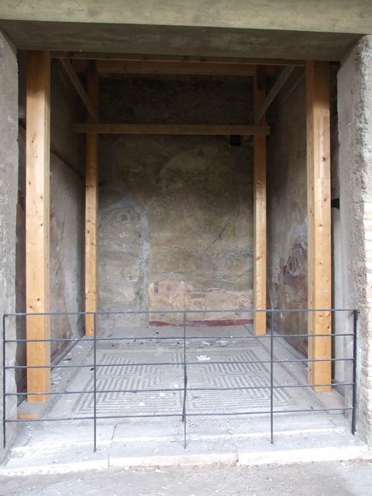 VI.11.10 Pompeii. December 2006. Doorway to room 42, exedra.