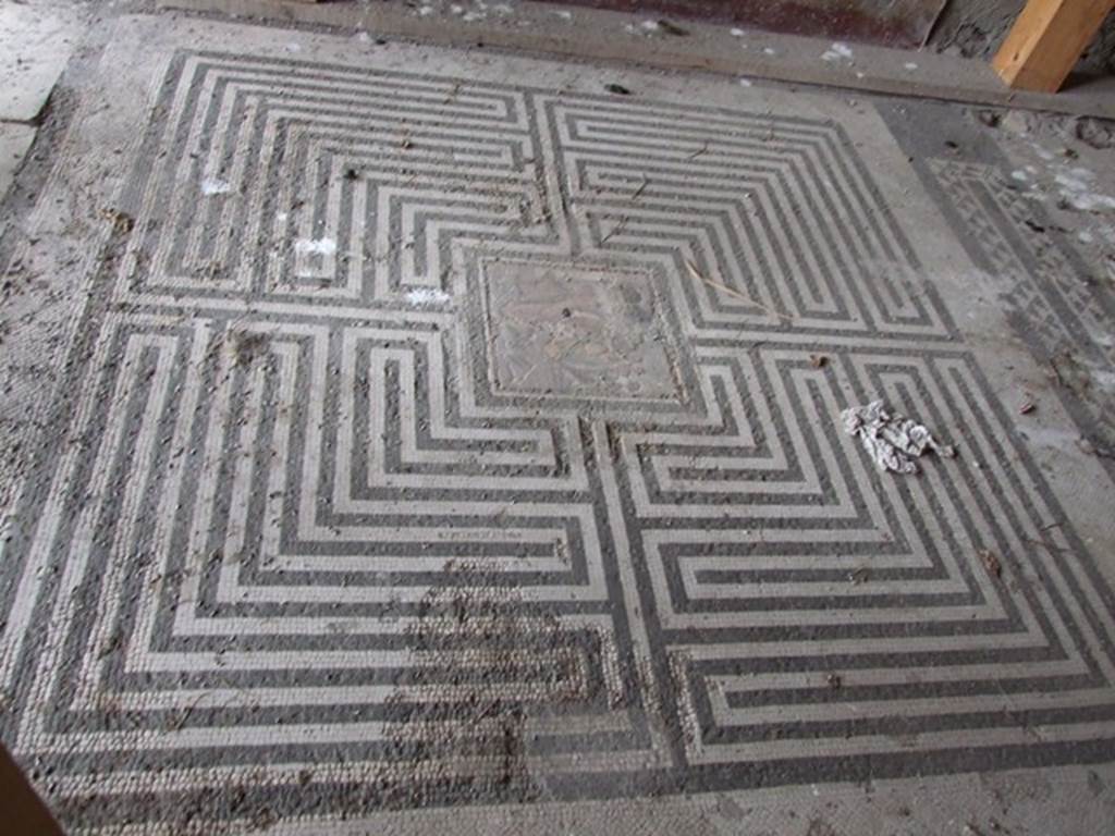 VI.11.10 Pompeii. December 2006. Room 42, labyrinth mosaic on floor of exedra.
According to Fiorelli, in PAH, vol. II, 1819-1860;
“9th September 1835 – we are working to clear out the earth that covered all the floorings of the peristyle of the house of the private Baths, where in the floor of one of the rooms at the head of the same was revealed a small square of mosaic showing Theseus having killed the Minotaur, sized 17.25 inches squared (0.44m squared) (pal. 1 2/3 in quadro).”
