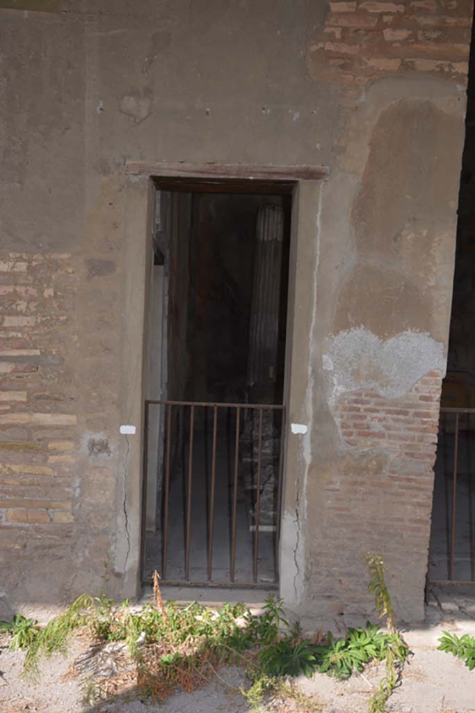 VI.11.10 Pompeii. October 2017. Room 43, looking north through small doorway on west side.
Foto Annette Haug, ERC Grant 681269 DÉCOR
