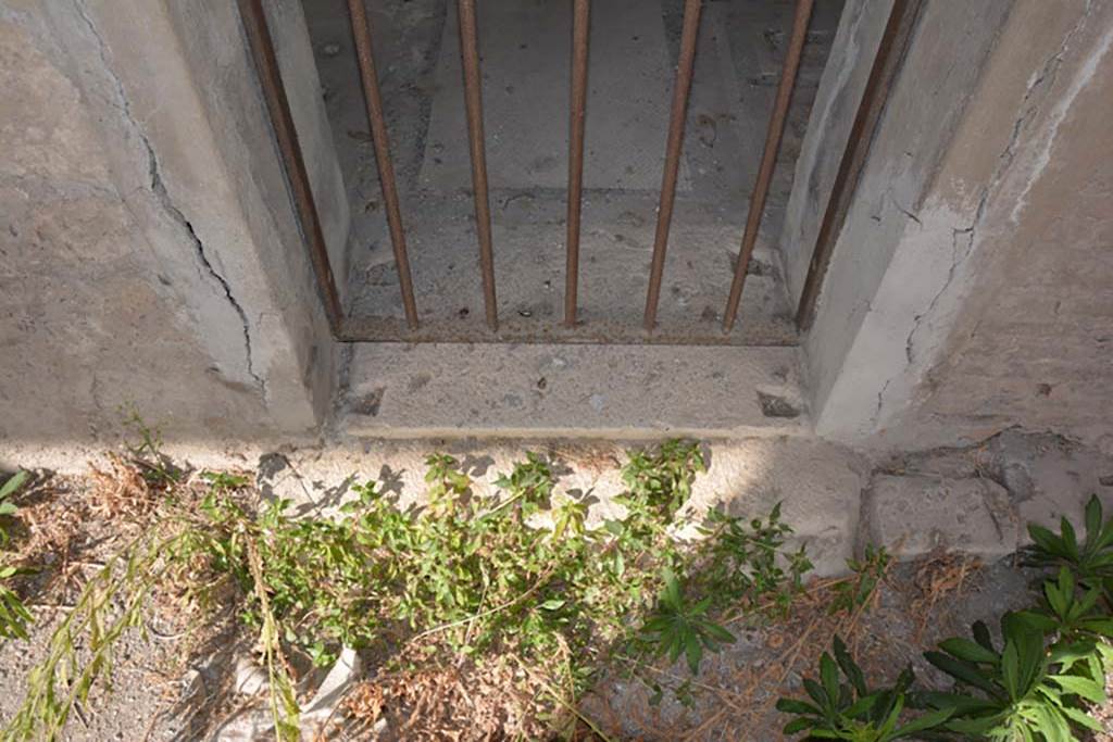 VI.11.10 Pompeii. October 2017. Room 43, doorway threshold of small doorway on west side.
Foto Annette Haug, ERC Grant 681269 DÉCOR