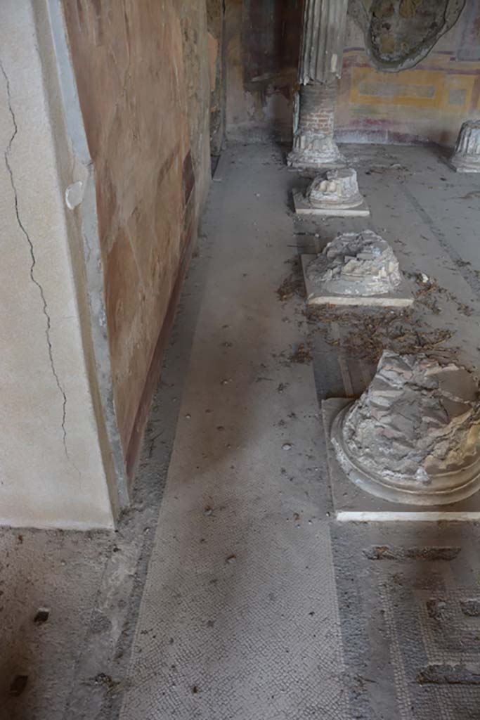VI.11.10 Pompeii. October 2017.
Room 43, looking north through small doorway to area at rear of columns.
Foto Annette Haug, ERC Grant 681269 DÉCOR