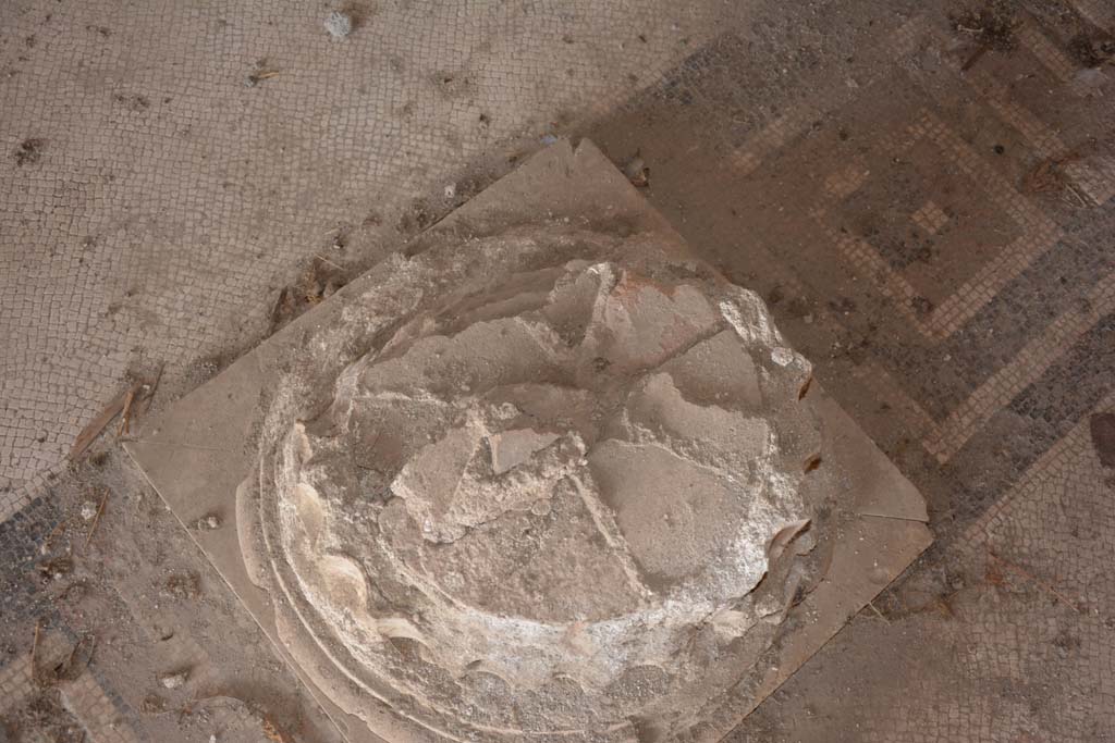 VI.11.10 Pompeii. November 2017. Room 43, detail of base of column and mosaic flooring near west wall.
Foto Annette Haug, ERC Grant 681269 DÉCOR