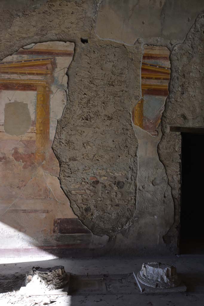 VI.11.10 Pompeii. November 2017.
Room 43, detail from west wall, with doorway to room 44, on right.
Foto Annette Haug, ERC Grant 681269 DÉCOR