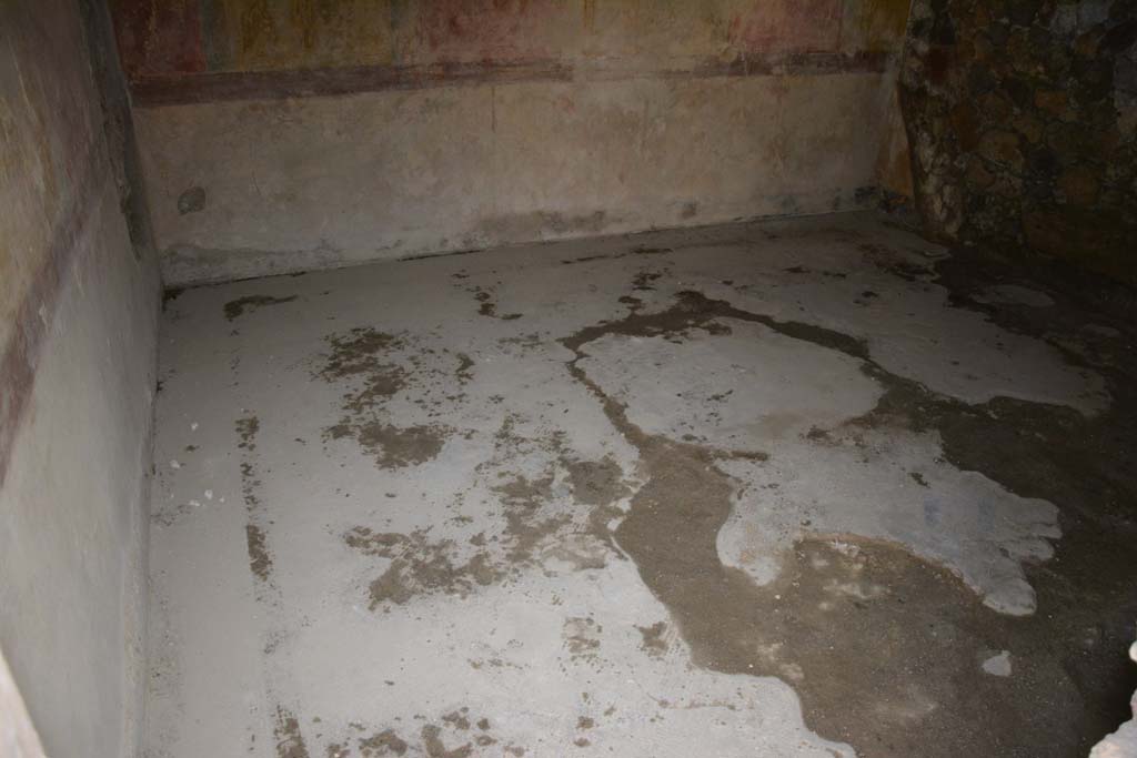 VI.11.10 Pompeii. December 2017. Room 44, looking west across flooring from doorway.
Foto Annette Haug, ERC Grant 681269 DÉCOR