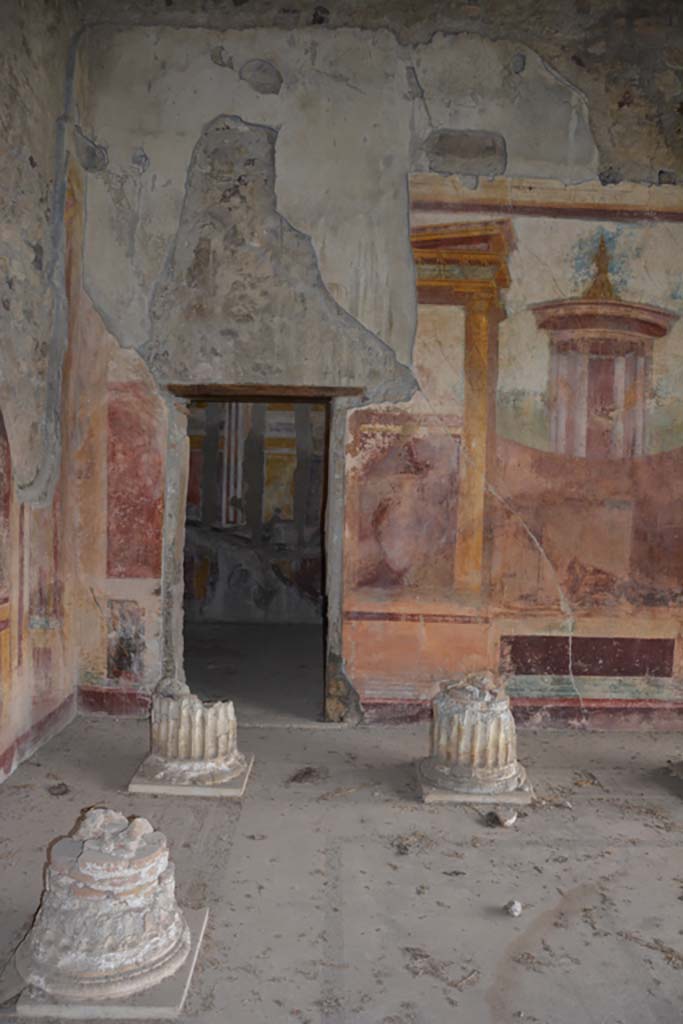 VI.11.10 Pompeii. October 2017. Room 43, north-east corner with doorway into room 45.
Foto Annette Haug, ERC Grant 681269 DÉCOR