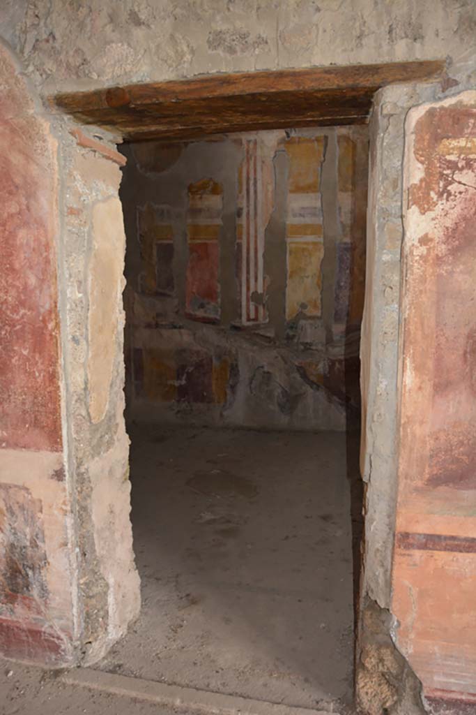 VI.11.10 Pompeii. October 2017. Room 45, doorway on east side of room 32.
Foto Annette Haug, ERC Grant 681269 DÉCOR