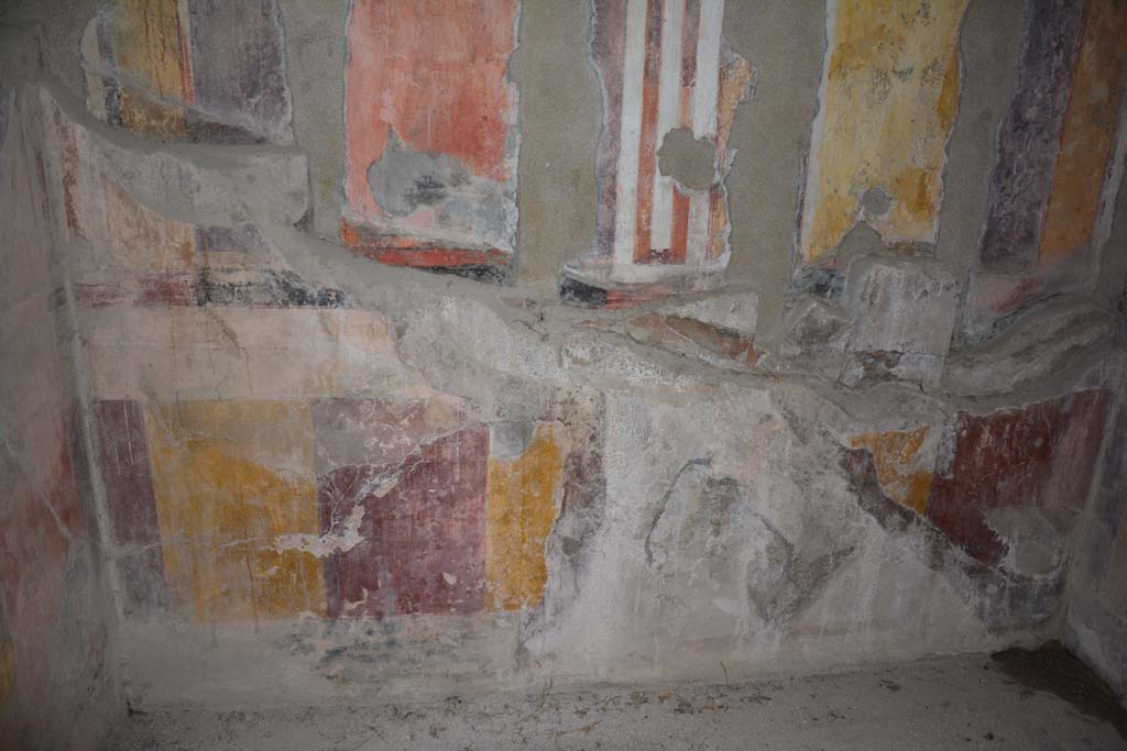 VI.11.10 Pompeii. December 2017. Room 45, lower east wall, detail of multiple layers of decoration.
Foto Annette Haug, ERC Grant 681269 DÉCOR