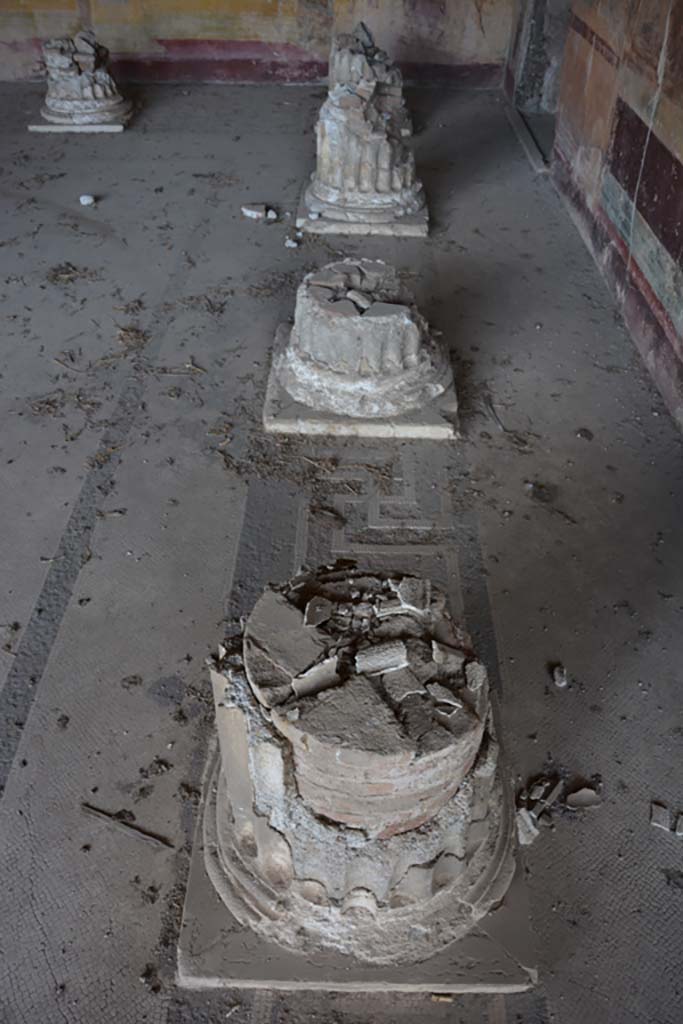 VI.11.10 Pompeii. October 2017.
Room 43, columns and mosaic flooring on east side, looking north.
Foto Annette Haug, ERC Grant 681269 DÉCOR