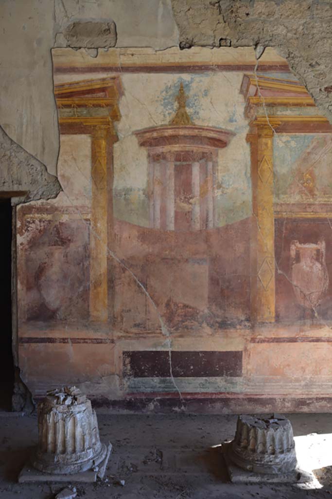 VI.11.10 Pompeii. November 2017. Room 43, painted decoration from centre of east wall.
Foto Annette Haug, ERC Grant 681269 DÉCOR