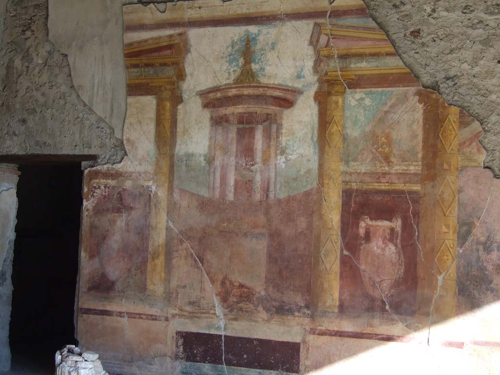 VI.11.10 Pompeii. December 2007. Room 43, east painted wall with urn, temple scene, arches and tholos.
Richardson described this as –
“Paintings show vistas of architecture, a temenos containing a Tholos flanked by symmetrical panels of cityscape.”
See Richardson, L., 1988. Pompeii: An Architectural History. Baltimore: John Hopkins University Press. (p.165).
