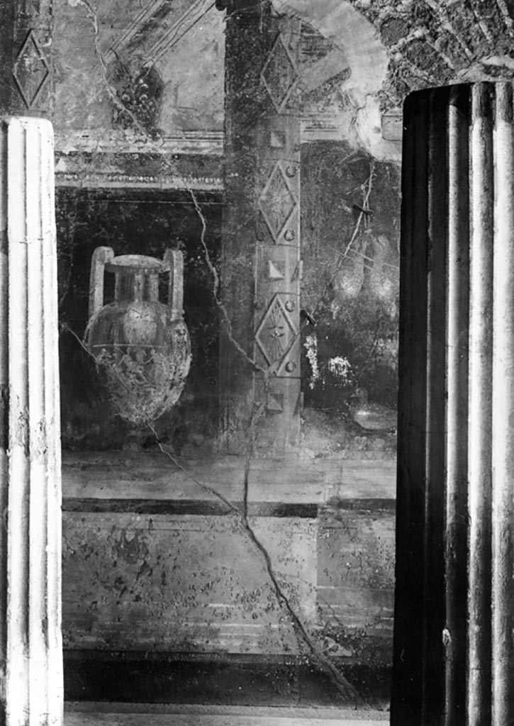VI.11.10 Pompeii. W.1400. Columns, wall painting and pot from east wall of room 43.
Photo by Tatiana Warscher. Photo © Deutsches Archäologisches Institut, Abteilung Rom, Arkiv.