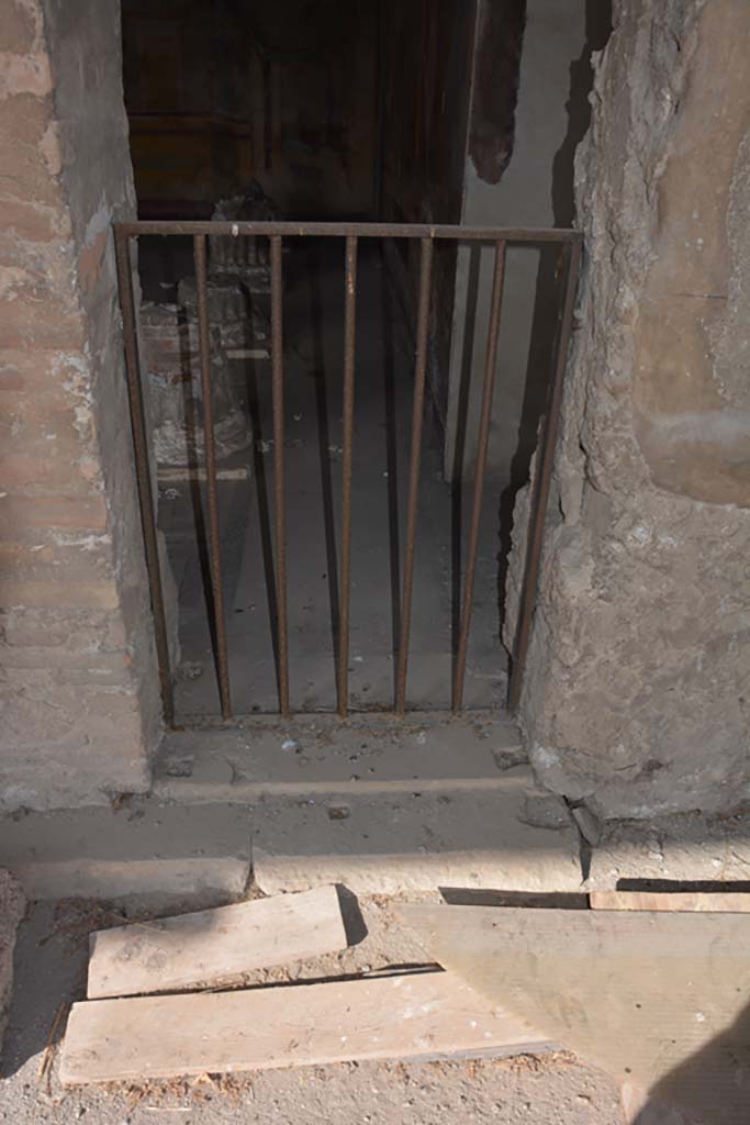 VI.11.10 Pompeii. October 2017.
Room 43, small doorway at east end of room, looking from north portico.
Foto Annette Haug, ERC Grant 681269 DÉCOR