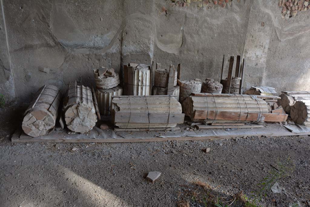 VI.11.10 Pompeii. October 2017. Peristyle 36, items stored near east wall in north-east portico.
Foto Annette Haug, ERC Grant 681269 DÉCOR