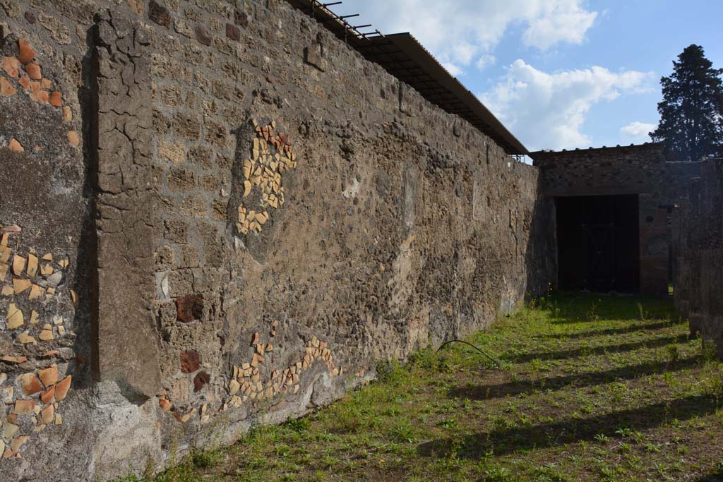 VI.11.10 Pompeii. October 2017. Peristyle 36, looking south along wall of east portico.
Foto Annette Haug, ERC Grant 681269 DÉCOR