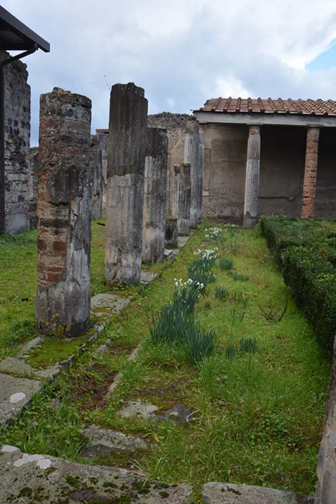 VI.11.10 Pompeii. December 2017.
Peristyle 36, looking along gutter towards south-west corner of south portico.
Foto Annette Haug, ERC Grant 681269 DÉCOR
