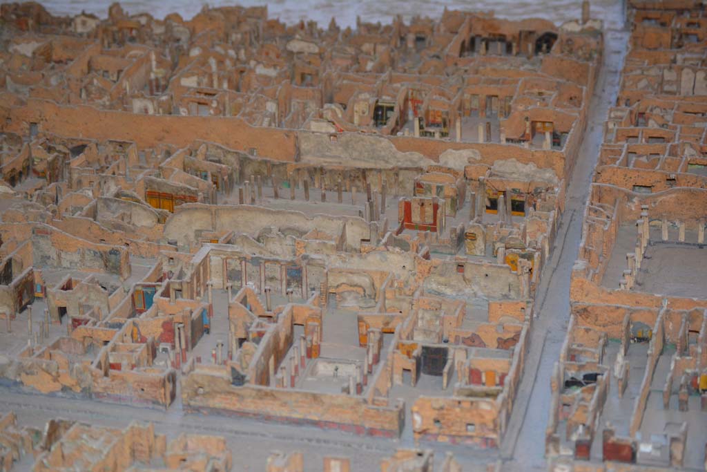 VI.11.9/10 Pompeii. July 2017. Looking towards VI.11.9/10 across the centre, on the north side of Vicolo di Mercurio.
From cork model in Naples Archaeological Museum.
Foto Annette Haug, ERC Grant 681269 DÉCOR.