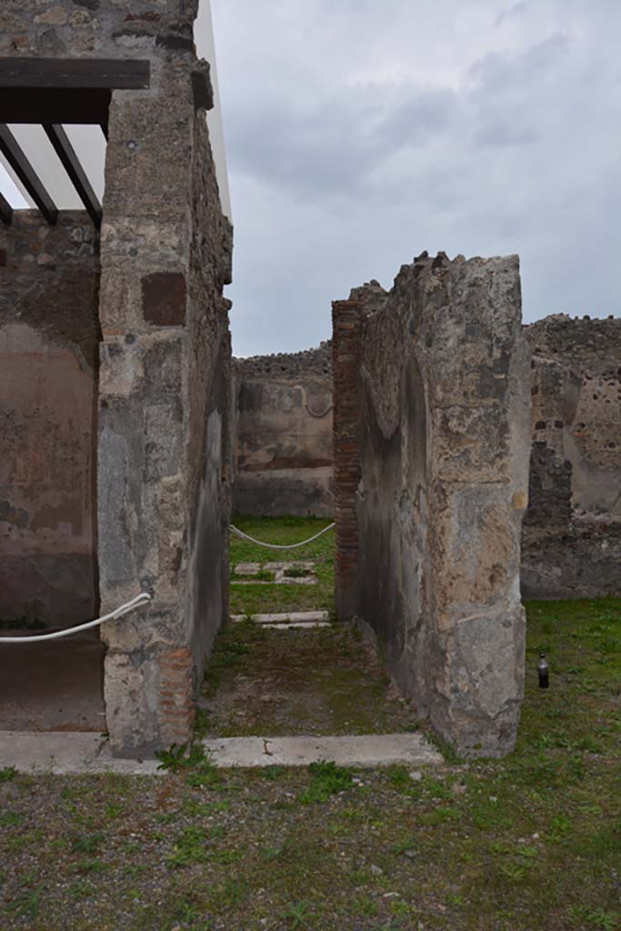 VI.11.10 Pompeii. October 2017. Looking west towards atrium of VI.11.9.
Room 48, corridor in centre, room 29, on left, room 31, on right.
Foto Annette Haug, ERC Grant 681269 DÉCOR