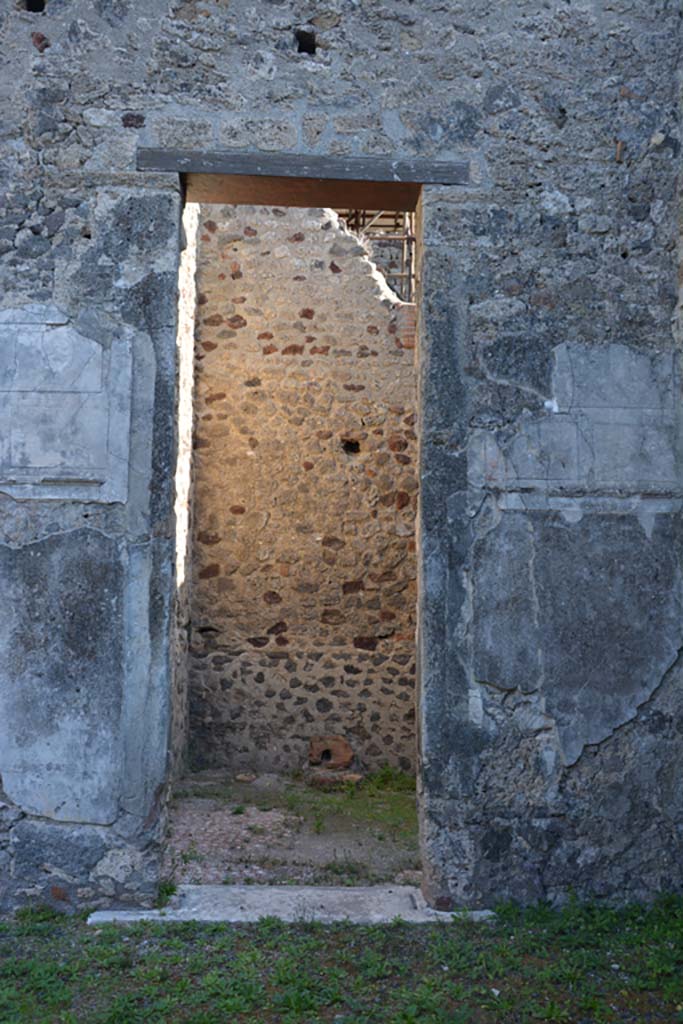 VI.11.10 Pompeii. October 2017. Room 26, doorway in east wall of atrium.
Foto Annette Haug, ERC Grant 681269 D�COR


