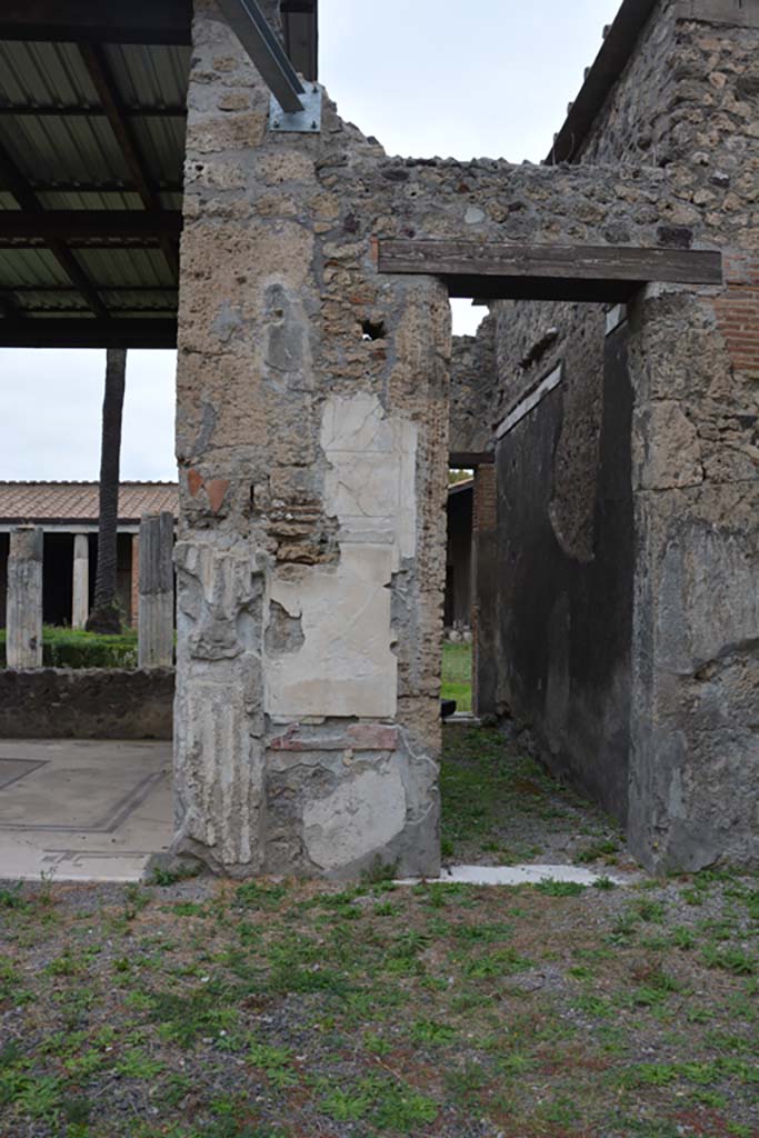 VI.11.10 Pompeii. October 2017. 
North side of atrium 27, with tablinum, on left, and doorway to corridor 34, on right.
Foto Annette Haug, ERC Grant 681269 D�COR
