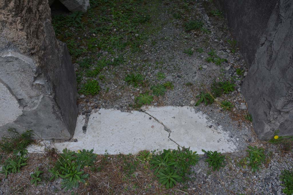 VI.11.10 Pompeii. October 2017. Corridor 34, doorway threshold looking north from atrium. 
Foto Annette Haug, ERC Grant 681269 D�COR
