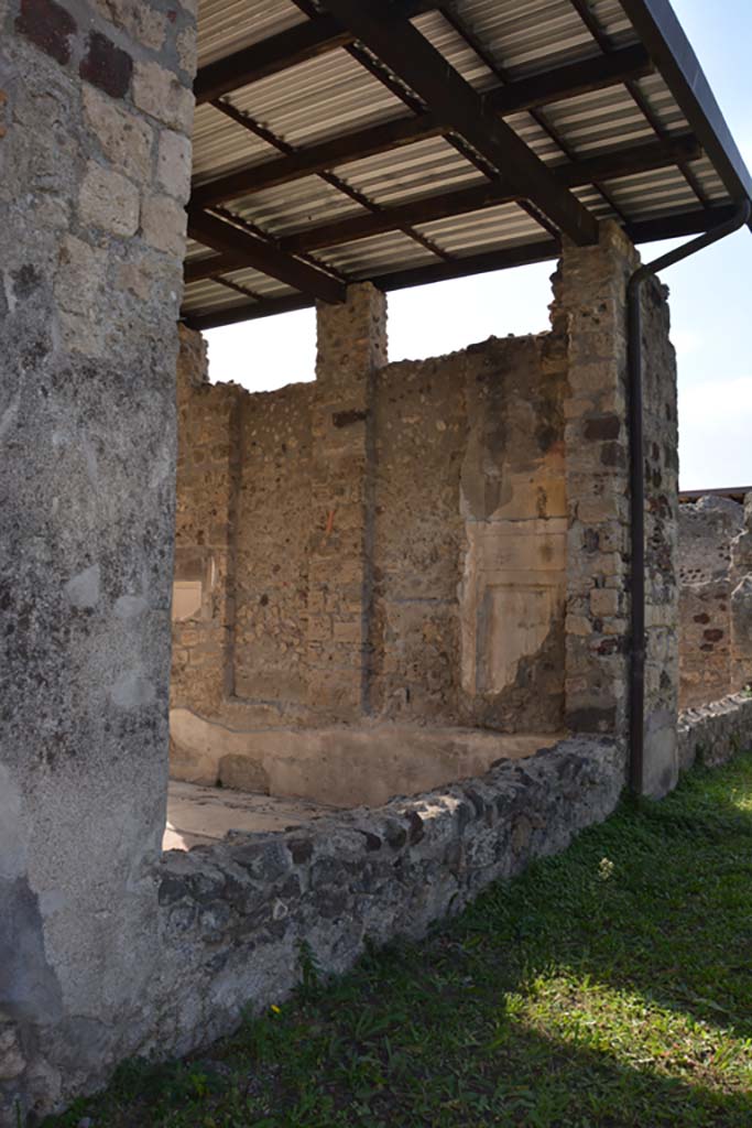 VI.11.10 Pompeii. October 2017.
Peristyle 36, looking from south portico into west side of tablinum 33.
Foto Annette Haug, ERC Grant 681269 DÉCOR