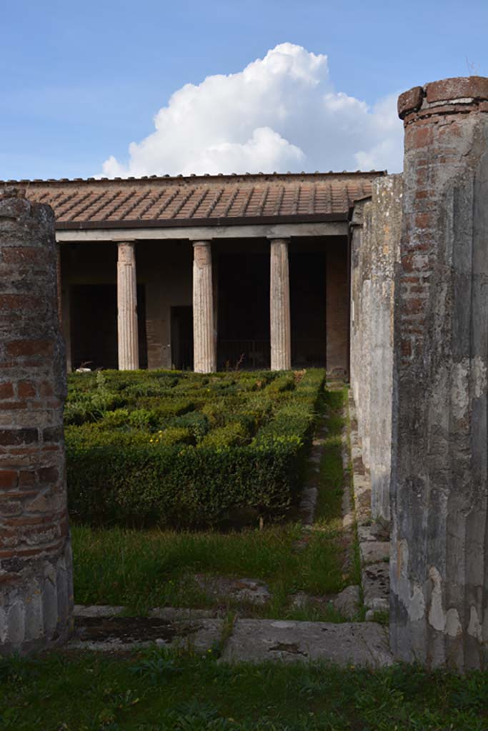 VI.11.10 Pompeii. October 2017.
Peristyle 36, looking north along gutter along east portico, from south portico.
Foto Annette Haug, ERC Grant 681269 DÉCOR
