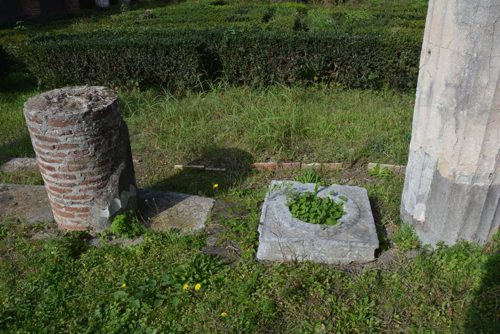 VI.11.10 Pompeii. October 2017. Peristyle 36, looking north from cistern mouth in centre of south portico.
Foto Annette Haug, ERC Grant 681269 DÉCOR