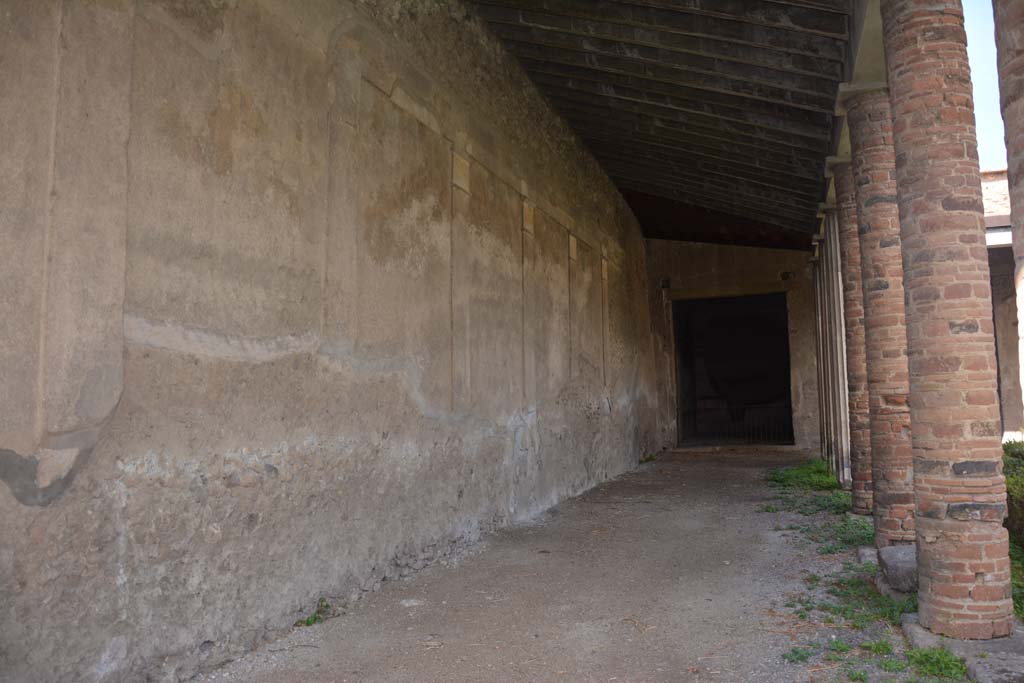 VI.11.10 Pompeii. October 2017. Peristyle 36, looking north along wall of west portico.
Foto Annette Haug, ERC Grant 681269 DÉCOR