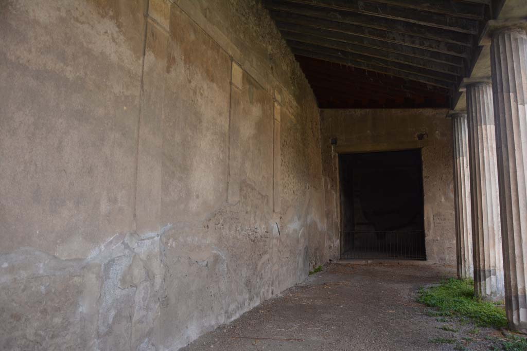 VI.11.10 Pompeii. October 2017. Peristyle 36, looking north along wall on west portico towards room 39.
Foto Annette Haug, ERC Grant 681269 DÉCOR
