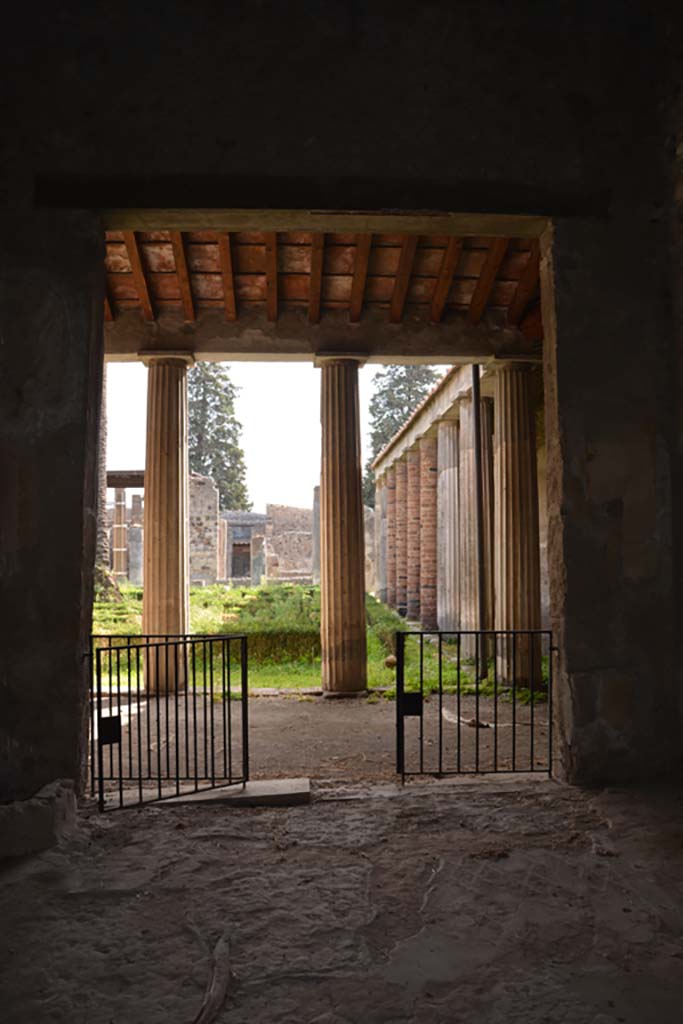 VI.11.10 Pompeii. October 2017. Room 40, looking south through doorway towards north portico.
Foto Annette Haug, ERC Grant 681269 D�COR

