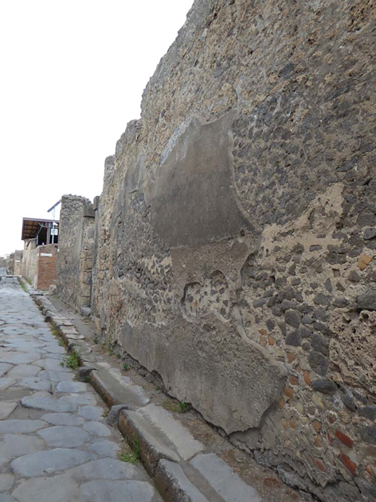 VI.11.10 Pompeii. September 2017.
Looking west along front facade from entrance doorway, on right, with VI.11.9, entrance doorway, centre left.
Foto Annette Haug, ERC Grant 681269 DÉCOR