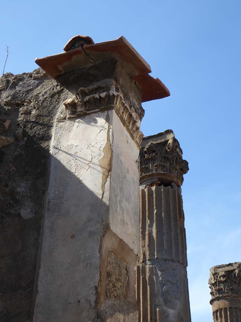 VI.11.10 Pompeii. September 2017.
West side of vestibule, looking north towards detail of stucco capital decoration at entrance to atrium.
Foto Annette Haug, ERC Grant 681269 DÉCOR