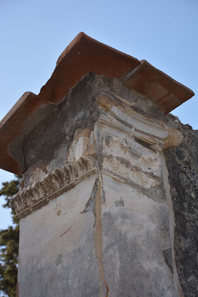 VI.11.10 Pompeii. October 2017.
West side of vestibule, looking south towards detail of stucco capital decoration.
Foto Annette Haug, ERC Grant 681269 DÉCOR