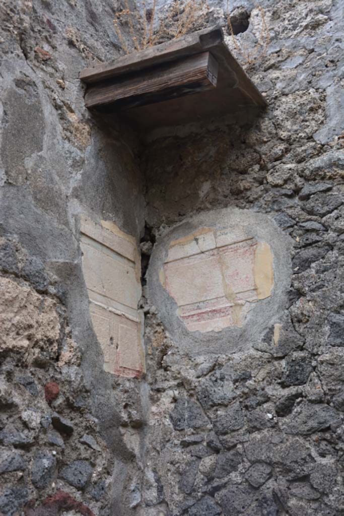 VI.11.10 Pompeii. October 2017. Room 24, detail from north-east corner.
Foto Annette Haug, ERC Grant 681269 DÉCOR