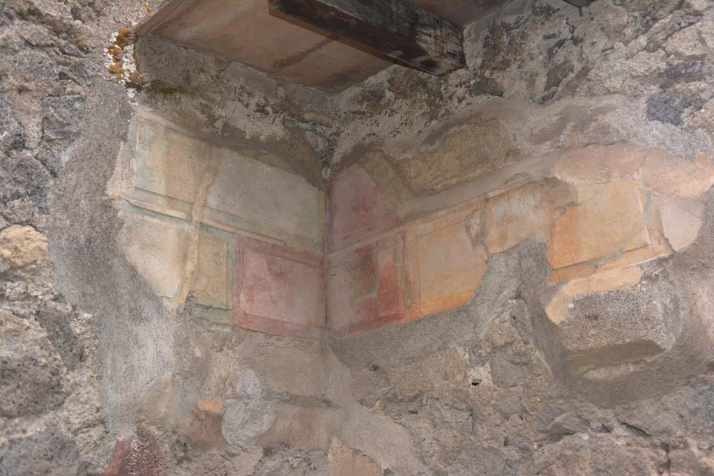 VI.11.10 Pompeii. October 2017. Room 24, detail from north-west corner.
Foto Annette Haug, ERC Grant 681269 DÉCOR
