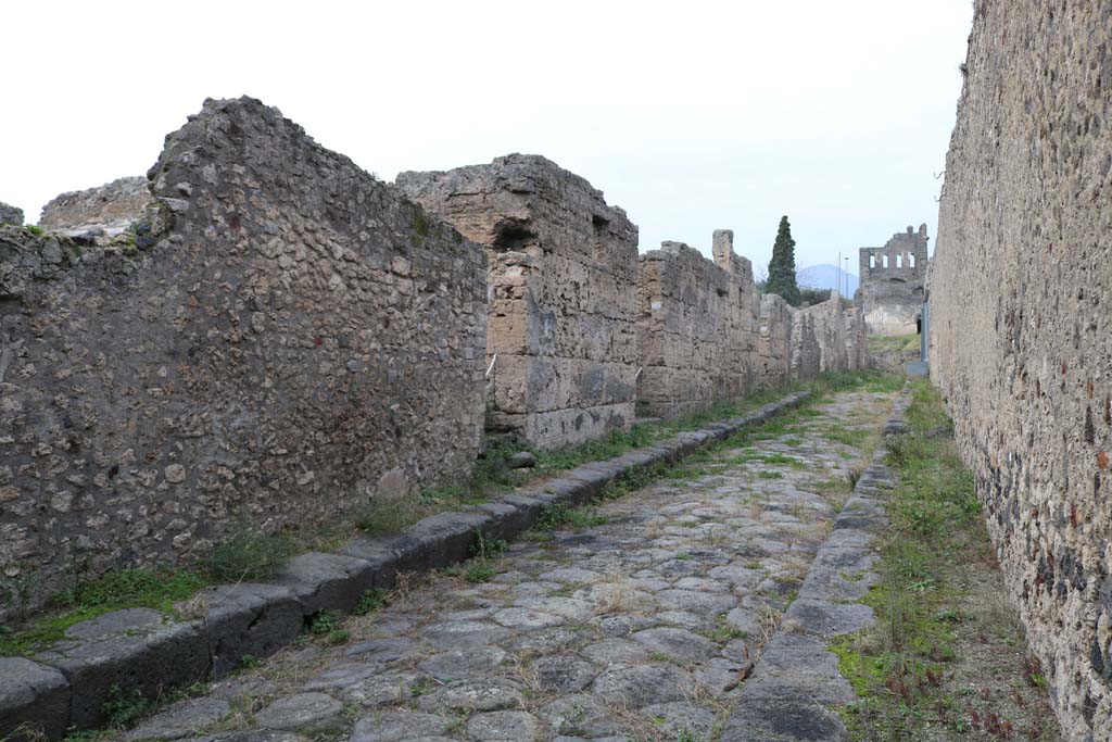 VI.11.11 Pompeii, left of centre. December 2018.
Looking north along west side of Vicolo del Labirinto between VI.11 and VI.15. Photo courtesy of Aude Durand.