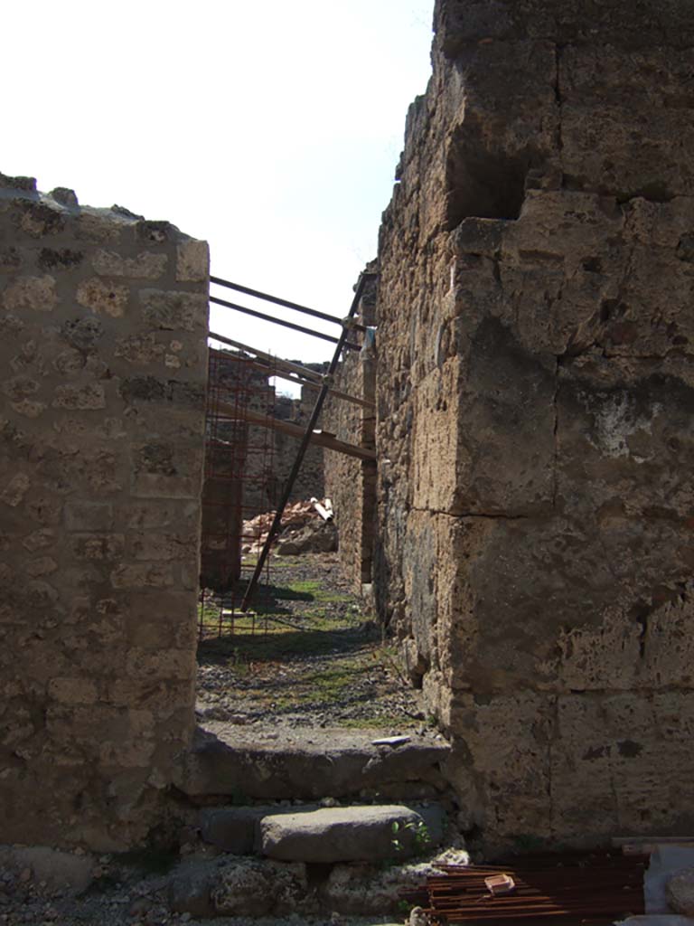 VI.11.11 Pompeii. September 2005. Entrance doorway with two steps, looking west.
According to Eschebach, originally there was a staircase in the corridor, but now vanished.