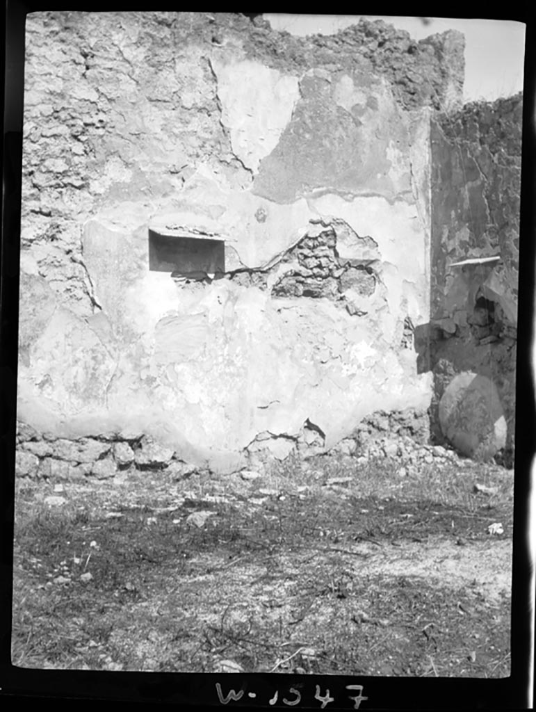 VI.11.12 Pompeii. W.1547. North wall, looking towards north-east corner of ala (18), or atrium.
According to PPP, found in the centre of the north wall on a white background in ala (18), had been a painting (13 x 13), now faded.
On the east wall, at the north end on a white background, had been a painted medallion (diam. 22), now illegible.
See Bragantini, de Vos, Badoni, 1983. Pitture e Pavimenti di Pompei, Parte 2. Rome: ICCD. (p.252).
Photo by Tatiana Warscher. Photo © Deutsches Archäologisches Institut, Abteilung Rom, Arkiv.
According to Avellino –
"This atrium has two large alae, (rooms 17 and 18), one (room 18) is adorned with graceful signinum flooring with designs of white stones, and paintings of scrolls, vases, fruits, and small landscapes. One is mainly observed in the facing wall, which shows a bridge on which are various figures, and one of these was curved in attitude, as it seems, as if to throw a net into the water, nearby we see two boats. The other ala (room 17) was rough, and here you can see a masonry block, where was perhaps the area to store the strong-box for the domestic money.”
See Bullettino Archeologico Napoletano, Anno Primo, 1843, Napoli: Tipografia Tramater, No. IX, 1 Maggio 1843, p.66.