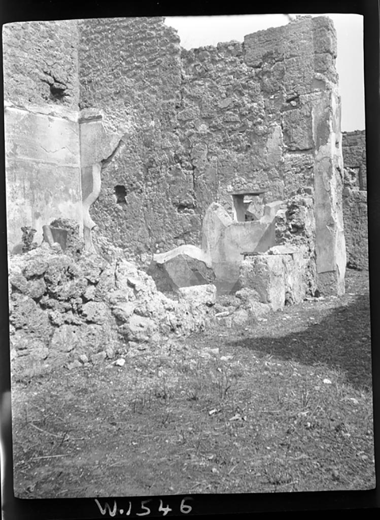 VI.11.12 Pompeii. W.1546.
Looking north-east towards triclinium (4) with window in east wall, from unroofed walkway leading to garden,
Photo by Tatiana Warscher. Photo © Deutsches Archäologisches Institut, Abteilung Rom, Arkiv.