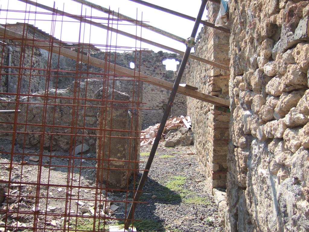 VI.11.11/12 Pompeii. September 2005.
Looking west along corridor 14, with doorway in north wall (centre right) into south ala (17) of VI.11.12.