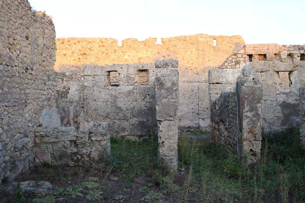 VI.11.13 Pompeii. December 2018.
Looking east across atrium towards entrance doorway, centre right. Photo courtesy of Aude Durand.