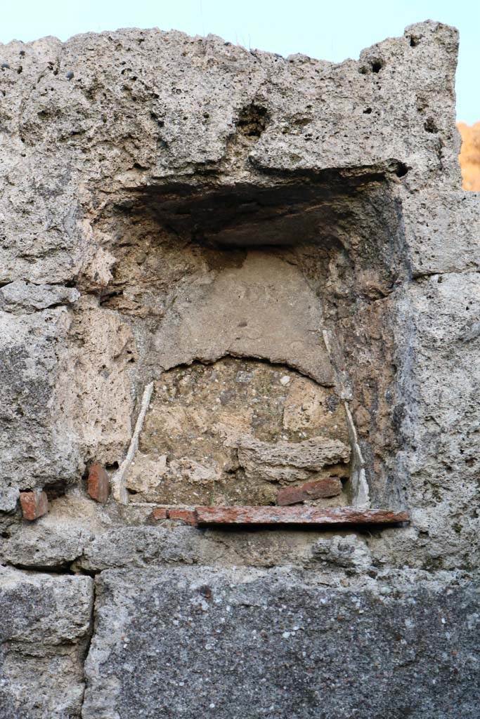 VI.11.13 Pompeii. December 2018.
Niche in upper east wall of room on north side of entrance corridor. Photo courtesy of Aude Durand.